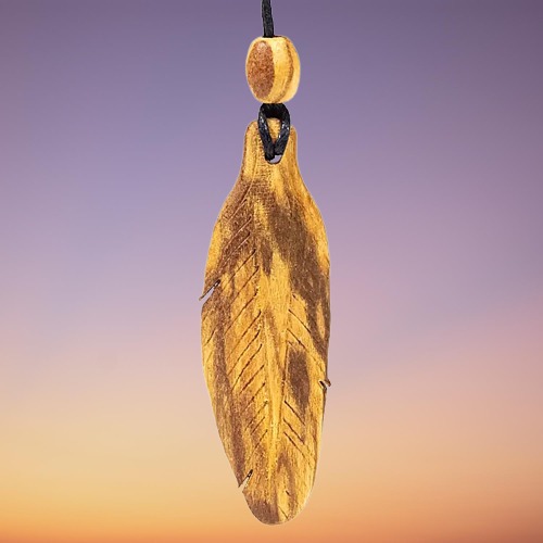 Collar con Pluma Pequeña de Palo Santo