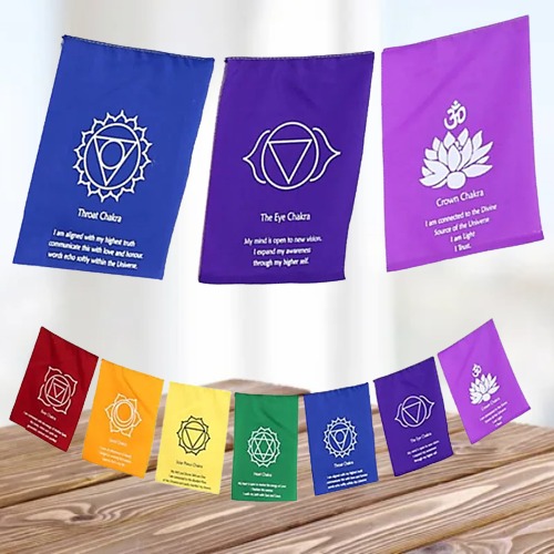 7 Banderas Chakra en Una Cuerda con Texto